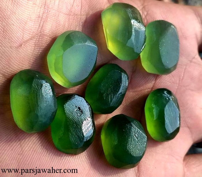 عقیق سبز،یک رنگ اصلی،چندین طیف رنگی