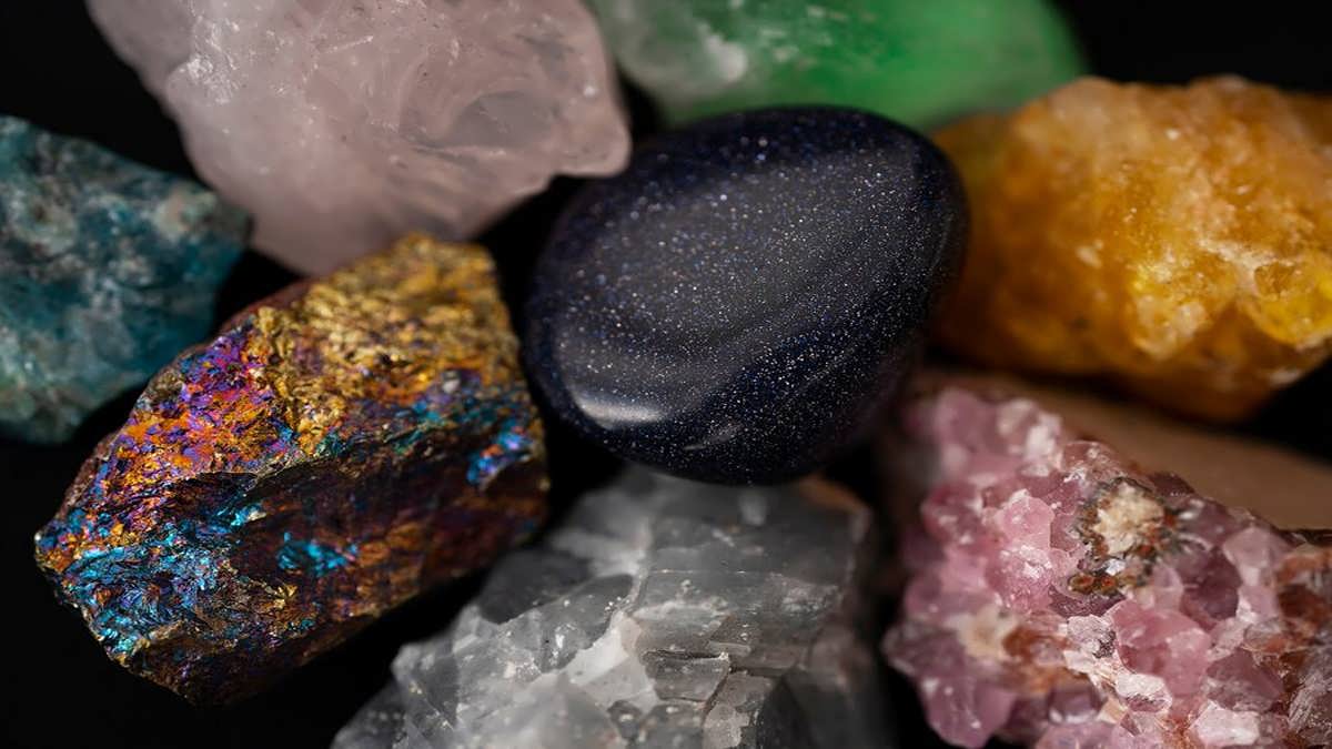 تفاوت سنگ‌های قیمتی و نیمه‌قیمتی؛ بررسی تفاوت‌های شیمیایی، اقتصادی و کاربردی